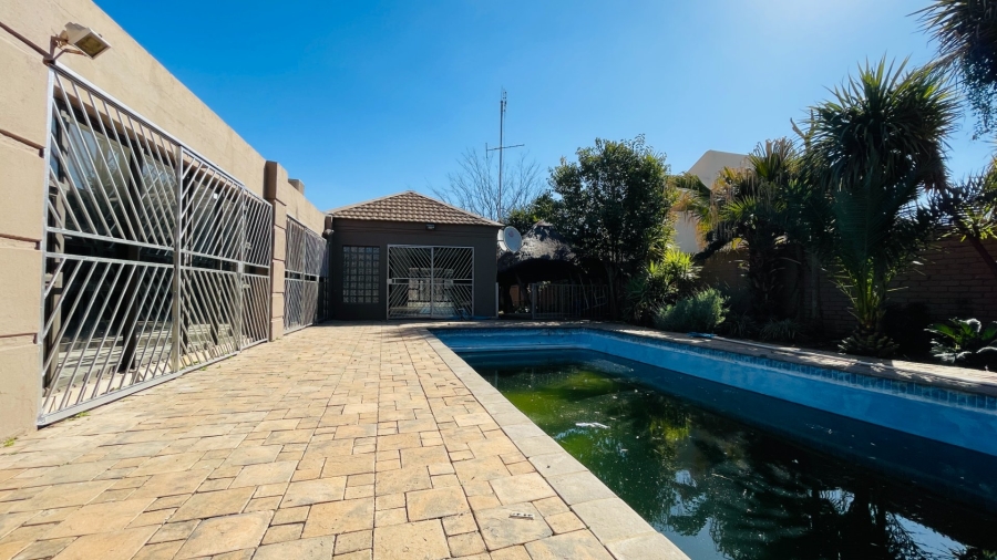 5 Bedroom Property for Sale in Van Der Hoff Park North West
